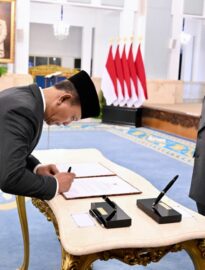 Presiden Prabowo Subianto melantik Letnan Jenderal TNI Kristomei Sianturi sebagai Kepala Badan Nasional Penanggulangan Bencana (BNPB) di Istana Negara, Jakarta, pada Kamis, 15 Oktober 2026.