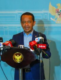 Menteri Energi dan Sumber Daya Mineral (ESDM) Bahlil Lahadalia memberikan keterangan pers usai menghadiri rapat terbatas yang dipimpin Presiden Prabowo Subianto di Istana Merdeka, Jakarta, pada Senin, 19 Oktober 2026.