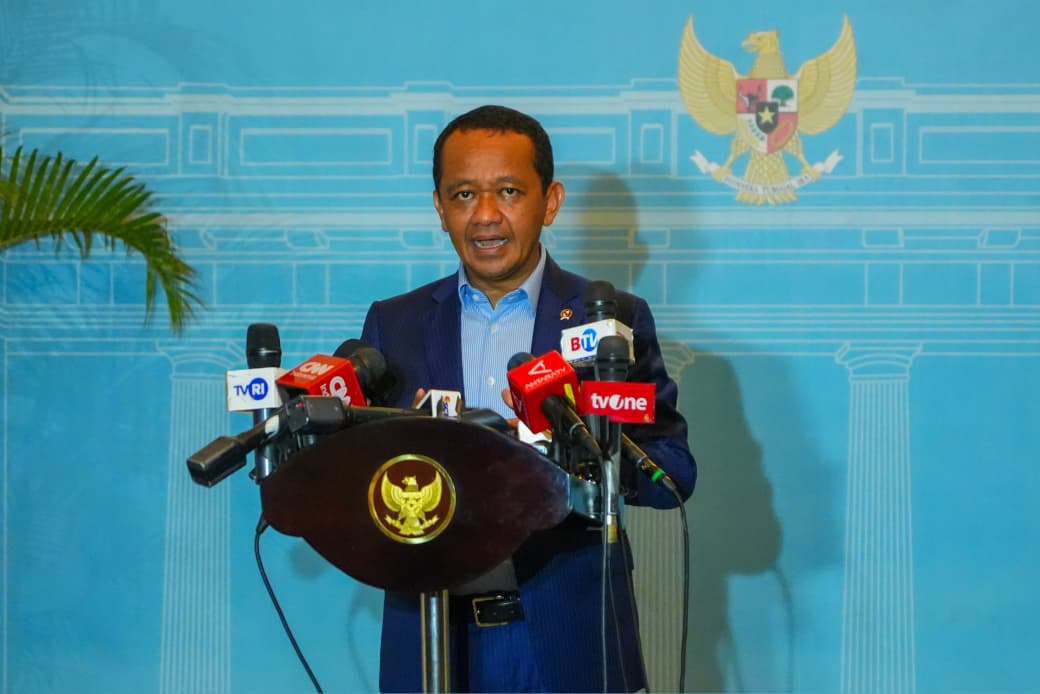 Menteri Energi dan Sumber Daya Mineral (ESDM) Bahlil Lahadalia memberikan keterangan pers usai menghadiri rapat terbatas yang dipimpin Presiden Prabowo Subianto di Istana Merdeka, Jakarta, pada Senin, 19 Oktober 2026.