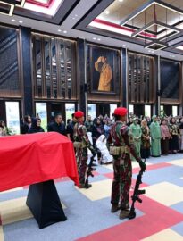 Presiden Prabowo Subianto menghadiri persemayaman Almarhum Jenderal TNI (Purn) Subagyo Hadi Siswoyo di Markas Besar Angkatan Darat (Mabesad), Jakarta, pada Selasa, 20 Oktober 2026.