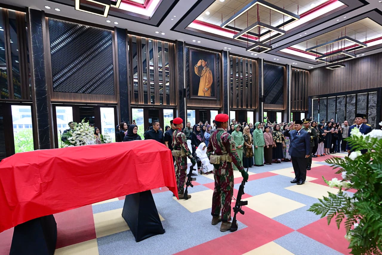 Presiden Prabowo Subianto menghadiri persemayaman Almarhum Jenderal TNI (Purn) Subagyo Hadi Siswoyo di Markas Besar Angkatan Darat (Mabesad), Jakarta, pada Selasa, 20 Oktober 2026.