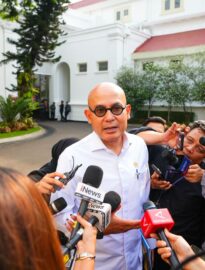 Menlu Arrmanatha memberikan keterangan pers usai diterima Presiden Prabowo di Istana Merdeka, Jakarta, pada Selasa, 20 Oktober 2026.
