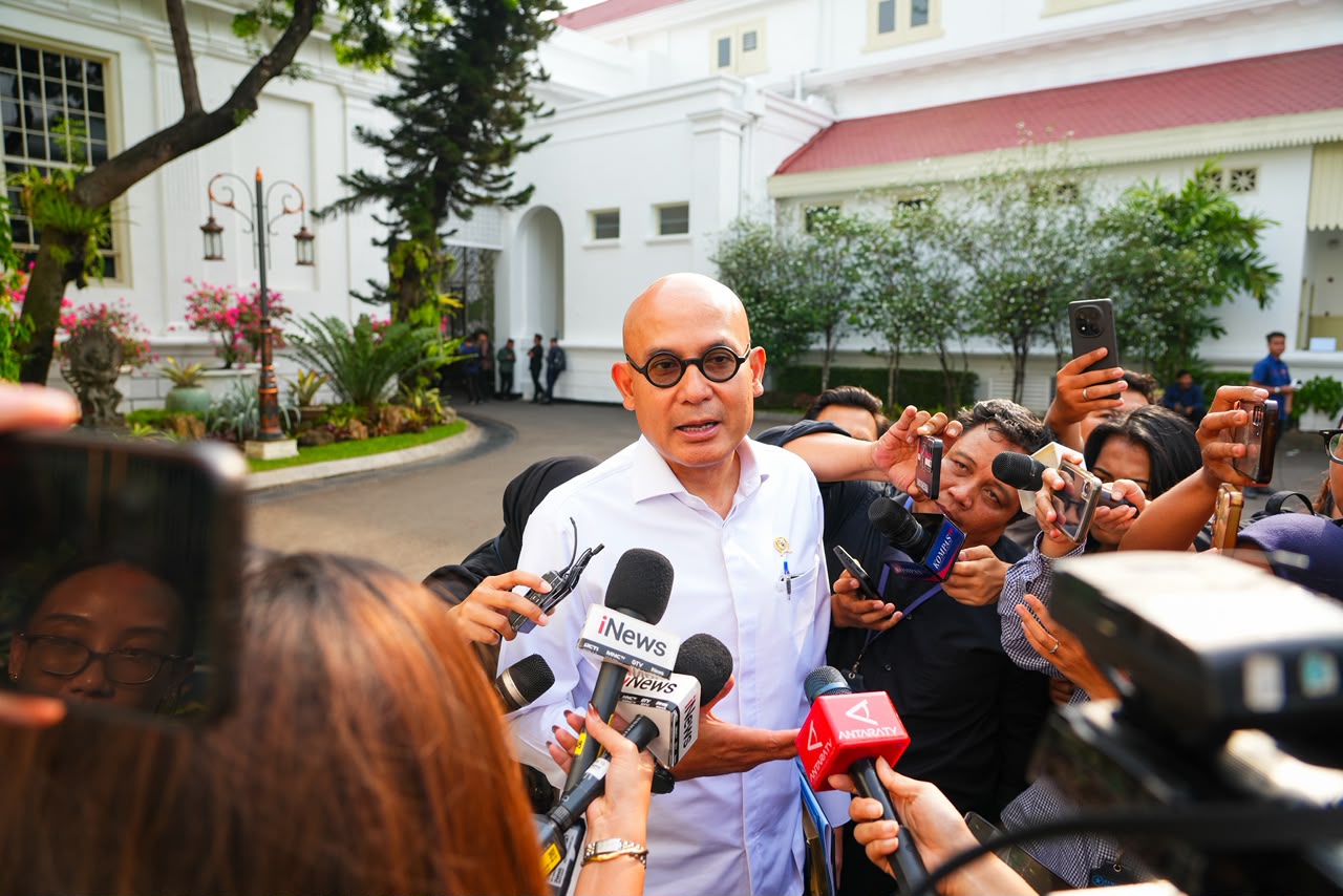 Menlu Arrmanatha memberikan keterangan pers usai diterima Presiden Prabowo di Istana Merdeka, Jakarta, pada Selasa, 20 Oktober 2026.