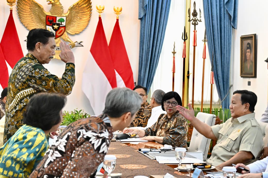Presiden Prabowo Subianto menerima Ketua Dewan Ekonomi Nasional (DEN) Luhut Binsar Pandjaitan bersama jajaran DEN dan sejumlah menteri terkait di Istana Merdeka, Jakarta, pada Selasa, 20 Oktober 2026.